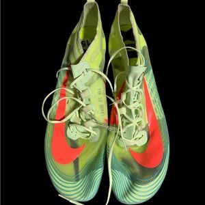 New Nike men’s Neon Green with Coral Accent track Shoes size 15